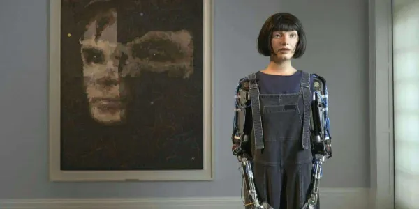 Un robot humanoide presenta una obra de arte