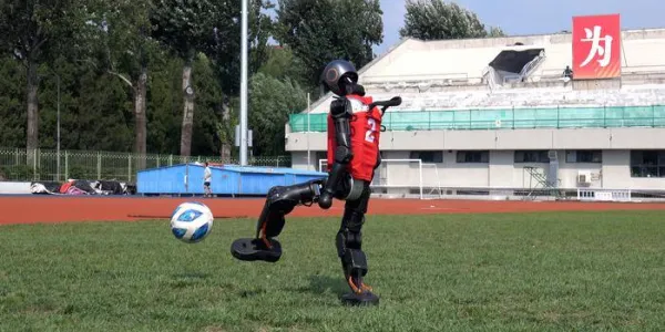 Robot humanoide con un balón de fútbol