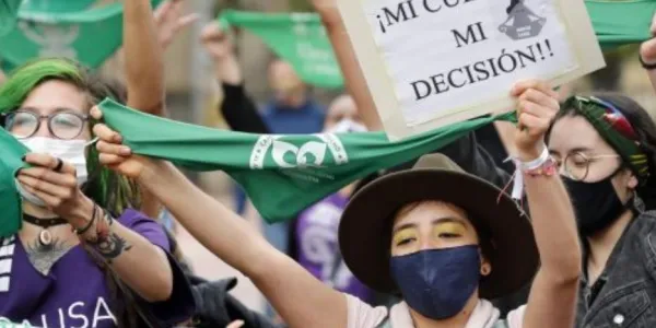 Manifestante gritan consignas en favor del aborto durante una movilización en el marco del Día de Acción Global por el acceso al Aborto Legal y Seguro en 2020, en Bogotá (Colombia).