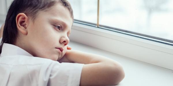 Niño con problemas de salud mental