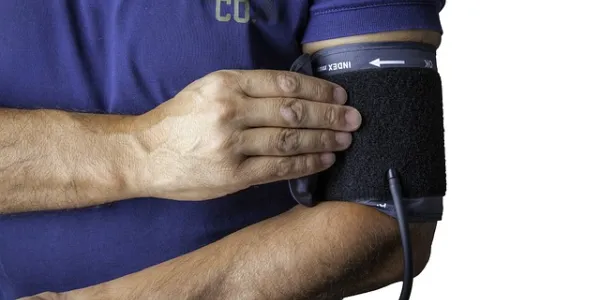Médico tomándose la tensión
