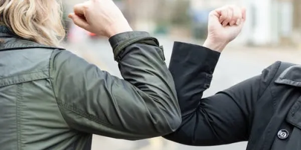 El coronavirus revolucionará hasta el saludo