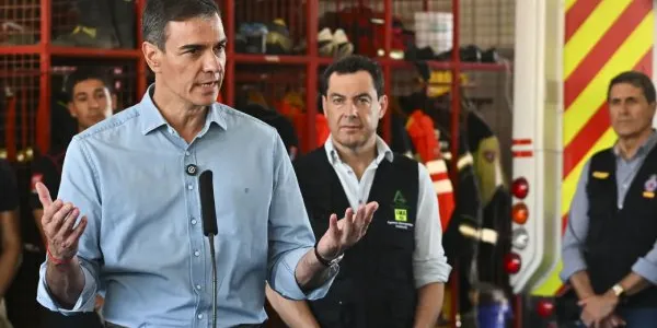 Pedro Sánchez, acompañado del presidente de la Junta de Andalucía, Juanma Moreno, durante su intervención este lunes en el Puesto de Mando Avanzado de Turre (Almería)