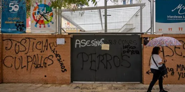 Pintadas en el colegio Irlandesas de Loreto de Sevilla pidiendo justicia para Sandra Peña