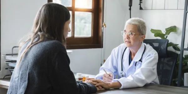 Mujer en consulta médica