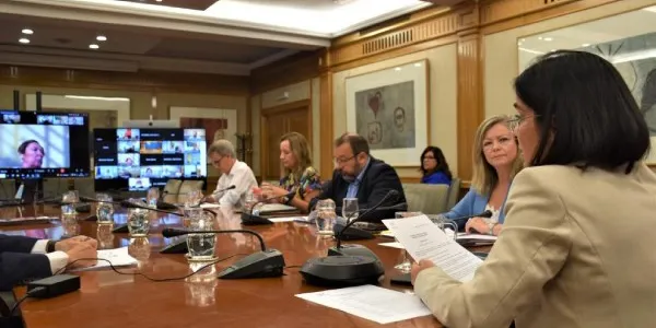 Ministerio de Sanidad tratando el tema de la vacuna covid