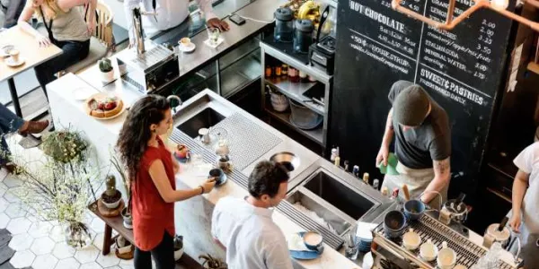 personas en una cafetería