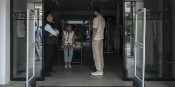 Empleados de un comercio aguardan durante un apagón de electricidad en Cannes