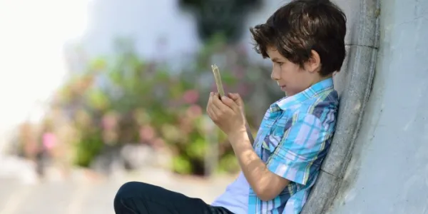Niño con un móvil