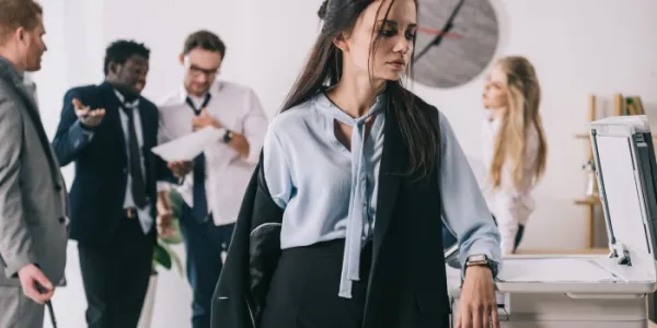 Mujer con depresión en el trabajo