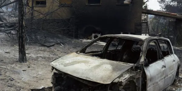 Casas quemadas en los alrededores de el embalse de El Burguillo por el incendio que se originó en Burgohondo (Ávila)