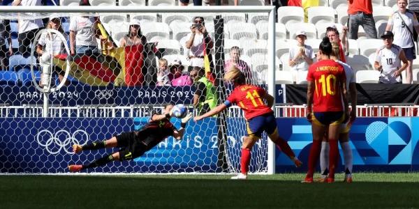 El momento en el que Ann-Katrin Berger detiene el penalti de Alexia Putellas en el partido por el bronce de París 2024.