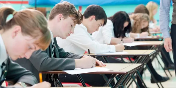 Chicos haciendo el examen de Selectividad
