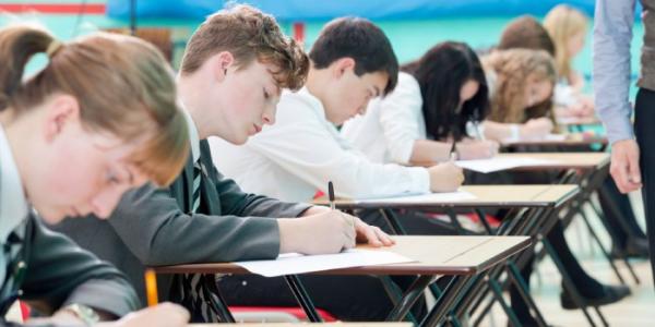 Chicos haciendo el examen de Selectividad