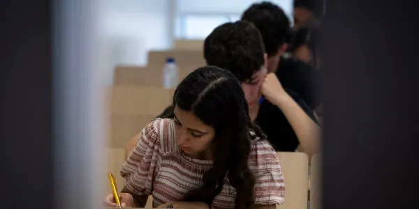 Chica examinándose de Selectividad