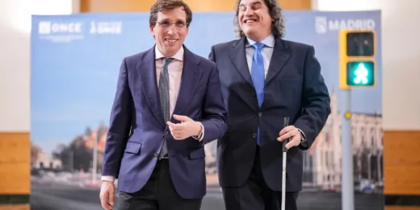Almeida y Palomares en una demostración del sistema de aviso sonoro 