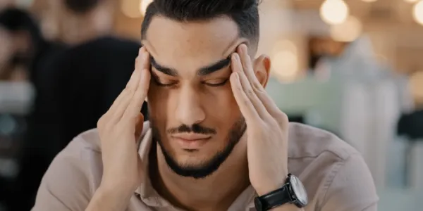 Un hombre con dolor de cabeza