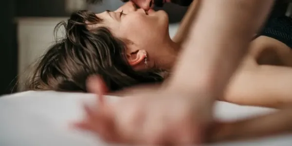 Una pareja en la cama