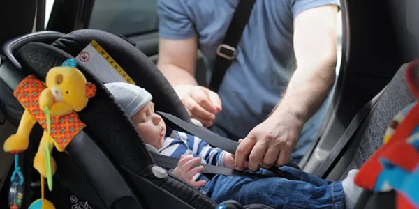 Silla de coche para bebé con un recién nacido dentro