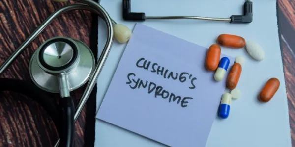 Un fonendoscopio, medicamentos y un papel en el que se lee "síndrome de Cushing'