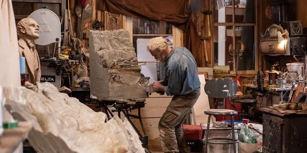 Imagen de un Artista trabajando en su estudio