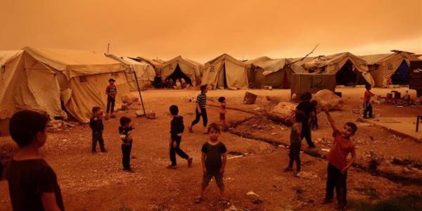 Archivo - Niños jugando durante una tormenta de arena en un campamento de desplazados en la provincia de Idlib, en el noroeste de Siria - Anas Alkharboutli/dpa - Archivo