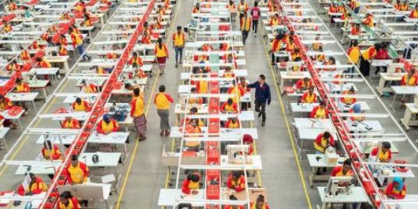 Trabajadores de una fábrica de calzado de propiedad china en Addis Abeba (Etiopía).