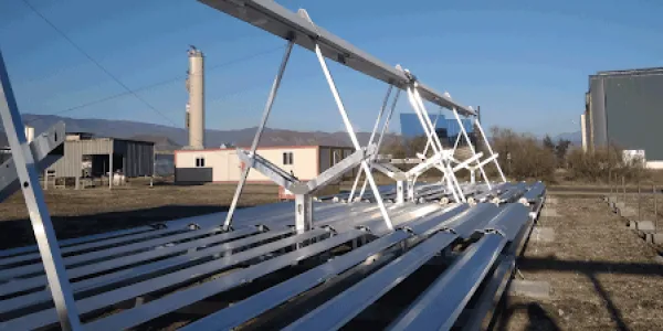 Terreno de placas solares para impulsar energía sostenible 