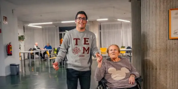 Las personas con discapacidad acompañan a las personas mayores