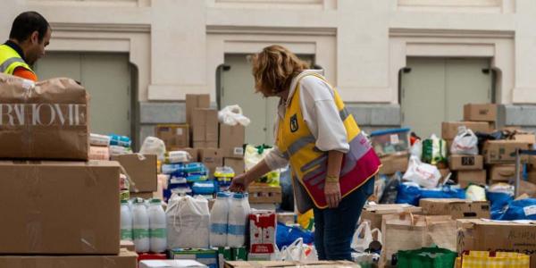 Voluntarios en Madrid organizan la ayuda para los afectados de la DANA de Valencia. 