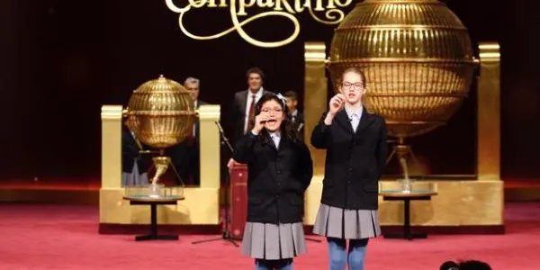 Sorteo de Navidad con los niños de san Ildefonso, con el lema: "Compartir" 
