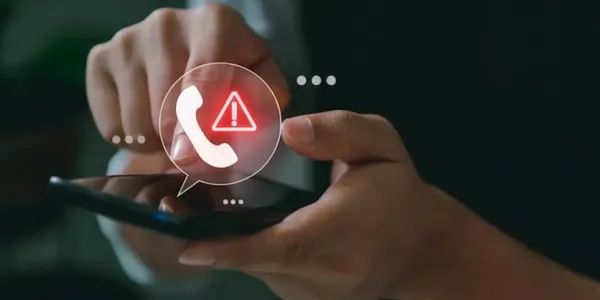 Manos de una persona bloqueando un número de teléfono spam