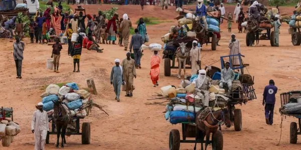 Sudaneses que huyen de la violencia en Darfur Occidental cruzan la frontera hacia Adre, ChadImagen