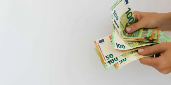 Mano de una persona sujetando billetes de euro haciendo referencia a la subida de sueldo de los funcionarios