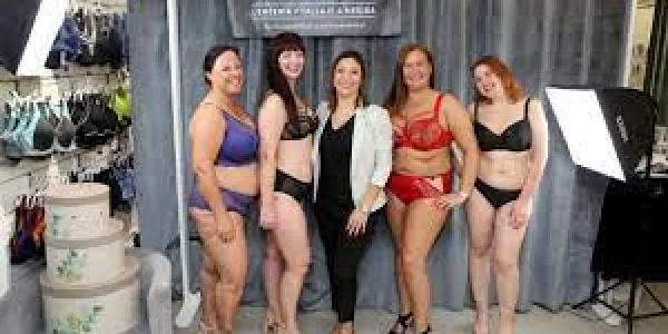Desfile de ropa íntima de talla grande en una tienda gallega de Meaño