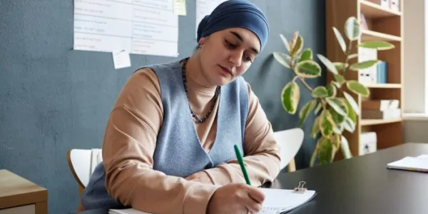 persona con cáncer trabajando