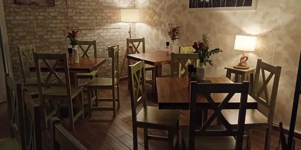 Mesas de la Taberna Aita