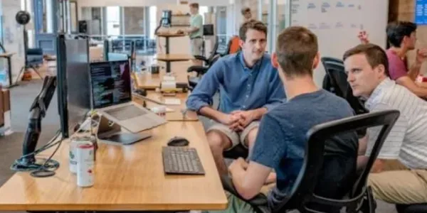 Varios chicos reunidos en una oficina