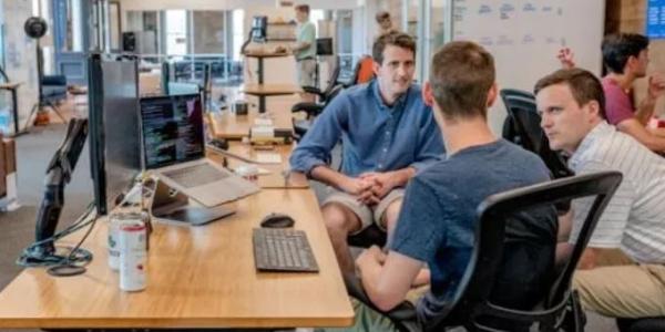 Varios chicos reunidos en una oficina