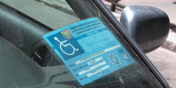 Tarjeta de estacionamiento para personas con discapacidad