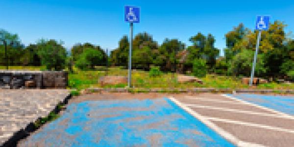 Imagen de un aparcamiento para una personas con discapacidad/Envatoelements Mal uso en las tarjetas de movilidad reducida