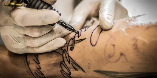 ¿Qué riesgos tienen los tatuajes para nuestro cuerpo?