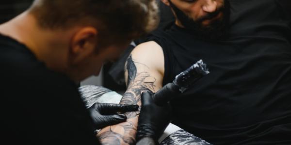 Hombre haciendo tatuajes