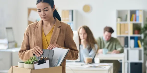 Mujer recogiendo las cosas del trabajo