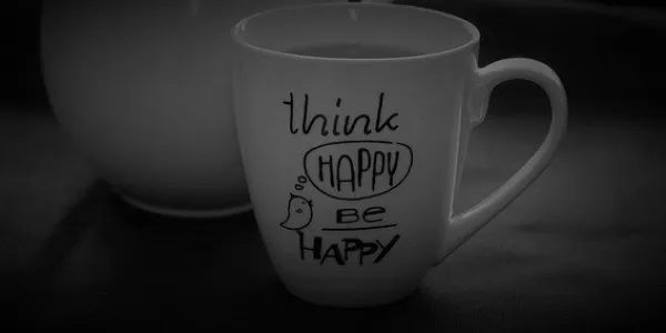 Taza de té con un mensaje feliz para aplicar durante este aislamiento por el coronavirus