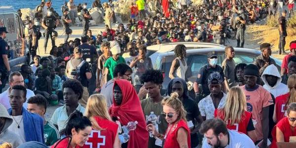 Cruz Roja y Cooperación Sur-Sur reparten alimentos básicos a unos 2.000 migrantes en la Playa del Trampolín (Ceuta)