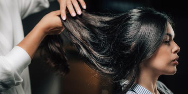 Hombre tocando el pelo de una chica