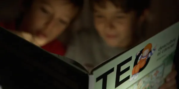 Niño con su madre leyendo un cuento de TEO