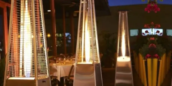 Estufas de gas con llamas en una terraza 