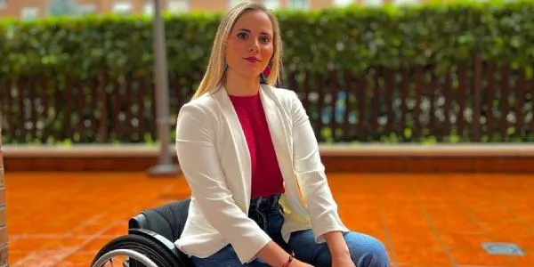 Lucía Martínez en su silla de ruedas 